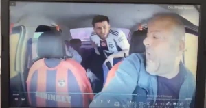 أكثر مقطع متداول في تركيا .. بالفيديو : سائق تاكسي  يفاجئ مسلحين وينتزع سلاح أحدهم أثناء مطاردة أمنية