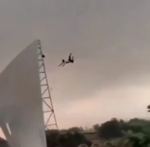 بالفيديو: رجل يُقذف في الهواء خلال عاصفة بالهند ويطير 40 قدمًا.. وينجو بأعجوبة