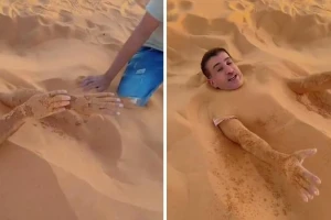 بالفيديو.. دفن رجل في  رمال  الصحراء  بزعم سحب السموم من جسمه