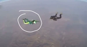 أول تجربة من نوعها عالميًا.. بالفيديو : مغامر أمريكي يقفز من طائرة  دون مظلة  ويسقط داخل شبكة ضخمة