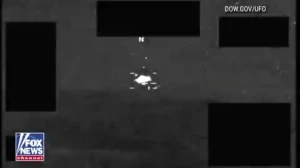 بالفيديو: وزارة الدفاع الأمريكية تنشر  مقطعا جديدا يُظهر جسمًا مجهولًا في سماء سوريا يطير بسرعة عالية تتعارض مع قوانين الفيزياء