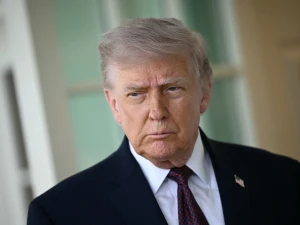 البيت الأبيض يكشف الحالة الصحية لترامب.. وسبب الكدمات وتورم الكاحل