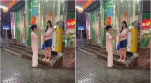 بالفيديو.. شاب يصفع نفسه في الشارع أمام الناس حتى تسامحه صديقته