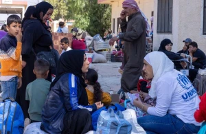 بالصور: لبنانيون يفترشون الشوارع وينامون في العراء وسط بيروت