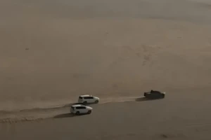 باستخدام طائرة هليكوبتر… فيديو جديد يوثق عملية مطاردة وسط الصحراء للهاربين من السجن المركزي بالكويت