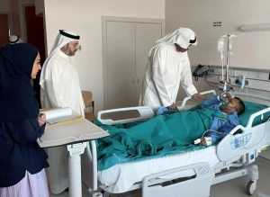 بالصور.. وزير الدفاع الكويتي يزور مصابي الهجوم الإيراني.. والكشف عن إجمالي الإصابات