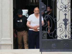 أمريكا .. مداهمة قصر والقبض على مالكه بتهمة تزويد الجيش الإيراني بتقنيات عسكرية أمريكية - صور