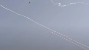 فيديو يرصد صواريخ إيرانية في طريقها إلى إسرائيل