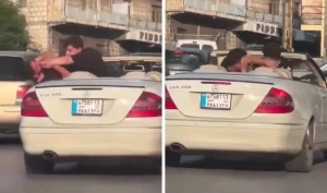 بالفيديو.. أغرب مشاجرة بين شخصين داخل سيارة وسط طريق عام في بيروت