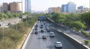 بالفيديو.. انسيابية حركة المرور على طريق الملك فهد في الرياض بعد تطبيق مبادرة ساعات العمل المرنة