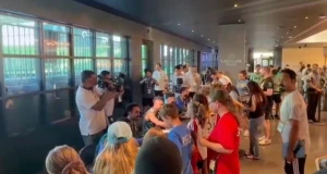بالفيديو.. لاعبو المنتخب السعودي يوقعون للجماهير في أوستن ويلتقطون الصور التذكارية مع الأطفال