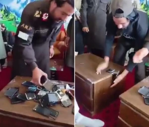 بالفيديو.. عناصر من طالبان يكسرون هواتفهم الذكية بعد قرار بحظر استخدامها داخل المؤسسات الحكومية