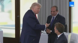 "كان يقف خلفه ولم ينتبه".. بالفيديو: ردة فعل "ماكرون" تجاه "ترامب" لحظة وصول الرئيس السيسي قمة السبع