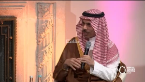 أول تعليق من وزير الخارجية على الجدل المثار بشأن صندوق الـ300 مليار دولار لإعمار إيران
