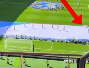 لقطة طريفة.. بالفيديو: طي العلم على أحد المنظمين في كأس العالم وكاد أن يختنق