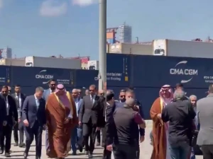 بالفيديو: لحظة وصول السفير السعودي  "فهد الدوسري" إلى مرفأ بيروت للمشاركة في إطلاق أولى الحاويات المتجهة إلى مرفأ جدة بعد رفع الحظر عن الصادرات اللبنانية