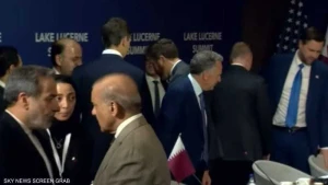 بالفيديو: لحظة دخول الوفدين الأمريكي والإيراني إلى قاعة المباحثات في سويسرا