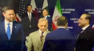 بالفيديو: رئيس وزراء قطر يتجاهل نائب الرئيس الأمريكي خلال مباحثات سويسرا ويضعه في موقف محرج