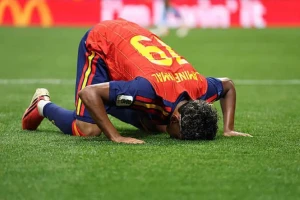 سر سجود لاعب منتخب إسبانيا لامين يامال بعد تسجيله الهدف الأول في مرمى السعودية main
