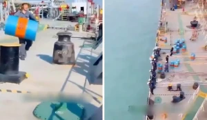 بالفيديو..  عمال على متن سفينة يلقون براميل النفط الفارغة في البحر بالقرب من السواحل الإماراتية.. والسبب غير متوقع
