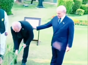 رفض التوقف وأثار الضحك.. بالفيديو: الرئيس الإيراني يواصل الحفر لدفن شتلة رغم محاولة «شهباز شريف» الاكتفاء