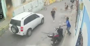 ثوانٍ من الرعب في كاراكاس.. بالفيديو: هروب جماعي للسكان وسط صراخ وتساقط الحجارة بعد زلزال قوي