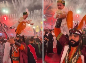 بالفيديو.. عراقي شيعي يلوّح بطفل في احتفالات عاشوراء بكربلاء.. والرضيع يدخل في نوبة بكاء