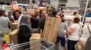 بالفيديو.. إقبال غير مسبوق في فرنسا على شراء المراوح والمكيفات بعد موجة الحر القياسية  التي ضربت أوروبا