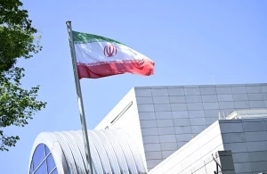 أول رد من إيران على الضربات الأمريكية التي استدفت عدة مواقع في السواحل الجنوبية