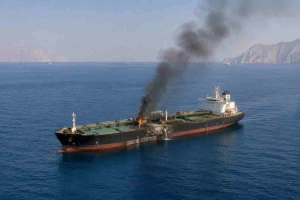 الحرس الثوري الإيراني يستهدف ناقلة نفط في مضيق هرمز بمقذوف ويصيبها بأضرار