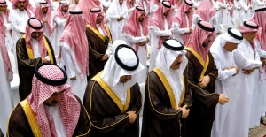 بالفيديو.. أمير المنطقة الشرقية ووزير الطاقة يتقدمان المصلين على 7 من شهداء حادثة مروحية أرامكو في الدمام