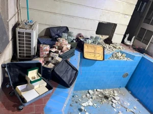 مخبأة في أماكن لا تخطر على البال…صور: العثور في منزل لوكيل وزير النفط العراقي على 11 مليون دولار و4 مليارات دينار