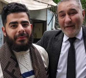 بعد 13 عامًا.. بالفيديو: شاب سوري يعود إلى المكان الذي ظهر فيه طفلًا أثناء قصف حمص
