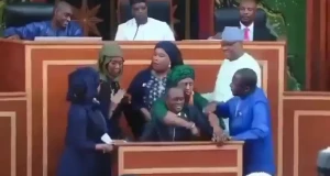 بالفيديو.. نائبات يحاولن إخراج نائب معارض بالقوة أثناء جلسة داخل البرلمان السنغالي