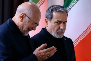 بالفيديو: بكاء رئيس البرلمان الإيراني بحرقة أمام نعش خامنئي.. ونظرة “غامضة” من وزير الخارجية  تثير الجدل