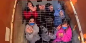"كأنهم حيوانات متوحشة".. بالفيديو: العثور على 16 طفلًا محتجزين داخل غرفة ضيقة  في منزل بولاية أوهايو الأمريكية