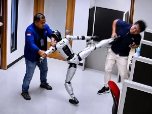 بالفيديو.. روبوت بشري يخرج عن السيطرة ويهاجم من حوله على طريقة "بروس لي"
