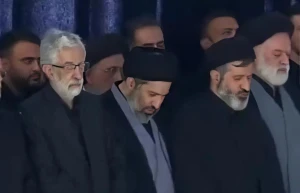 بالفيديو.. أول ظهور لأبناء المرشد الإيراني السابق «علي خامنئي» في صلاة الجنازة عليه