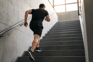 النمر يكشف الفئات الأكثر عرضة لمخاطر تمرين صعود الدرج سريعا