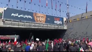 بالفيديو: إيرانيون يقذفون صورة ترامب بالحجارة في طهران