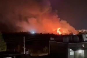 بالفيديو.. حريق ضخم يندلع في بوشهر الإيرانية عقب الضربات الأمريكية