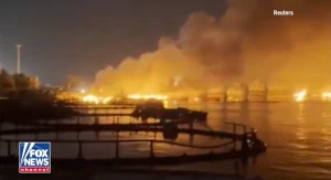 فيديو جديد يوثق تصاعد أعمدة الدخان من ميناء إيراني عقب الضربات الأمريكية