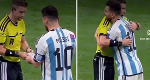 ميسي يصافح حكم مباراة مصر ويقدّم له «رشوة».. فيديو ساخر بتقنية AI يثير تفاعلاً واسعًا