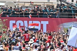 بالفيديو والصور .. استقبال جماهيري حاشد لبعثة منتخب مصر بمطار العلمين بعد العودة من مونديال 2026
