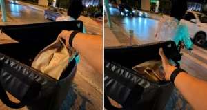 بالفيديو.. شاب يأخذ وجبة من حقيبة مندوب توصيل عند إشارة مرور دون علمه
