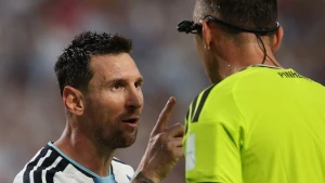 بالفيديو.. ميسي ينفعل على حكم مباراة سويسرا : "لا تقلل من احترامي وتحدث معي بأدب"