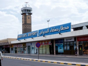 غارات جوية تستهدف مطار صنعاء بعد تحذيرات بإخلائه والابتعاد عن محيطه