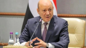 رئيس مجلس القيادة اليمني يكشف كيف استخدم صلاحياته لعدم توسيع نطاق المواجهة وتحقيق هدف إيران بزج اليمن في حروب