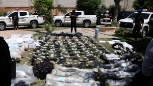 بالصور: سوريا تحبط تهريب شحنة أسلحة ضخمة إلى حزب الله في لبنان وتصفه ب "ميلشيا إرهابية"