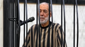 "ولا كلمة".. بالفيديو: قاضي محكمة العدل السورية يطلب من "مفتي البراميل" أحمد حسون بالصمت خلال المحاكمة